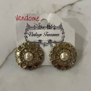 Vintage fashion Gold and Pearl Earrings. Good vintage condition.